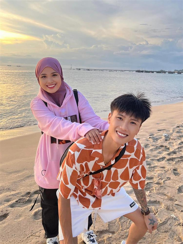 Lộ clip Đạt Villa "mân mê" bạn gái ngoại quốc ngay lần đầu gặp - Hình 2 Lo clip Dat Villa