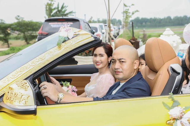 Danh tính đại gia buôn lợn mở tiệc kỷ niệm ngày cưới "khủng" - Hình 2 Danh tinh dai gia buon lon mo tiec ky niem ngay cuoi