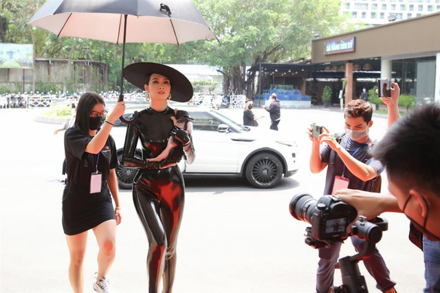 Anh Thư bế heo làm giám khảo gợi nhớ Dược Sĩ Tiến mang lợn đi bar Anh Thu be heo lam giam khao goi nho Duoc Si Tien mang lon di bar