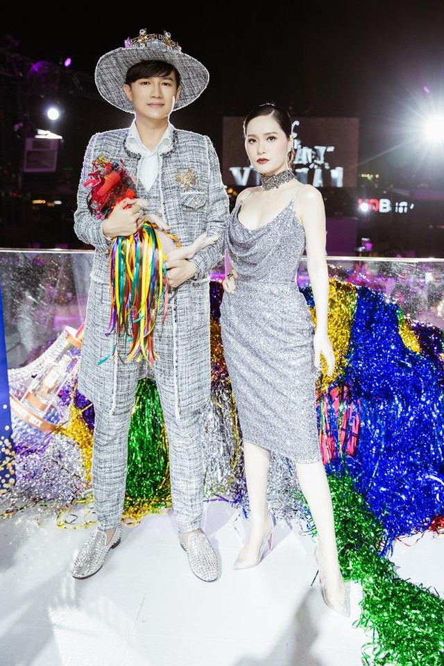 Anh Thư bế heo làm giám khảo gợi nhớ Dược Sĩ Tiến mang lợn đi bar - Hình 5 Anh Thu be heo lam giam khao goi nho Duoc Si Tien mang lon di bar-Hinh-5