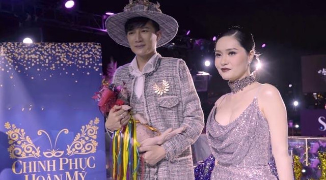 Anh Thư bế heo làm giám khảo gợi nhớ Dược Sĩ Tiến mang lợn đi bar - Hình 4 Anh Thu be heo lam giam khao goi nho Duoc Si Tien mang lon di bar-Hinh-4
