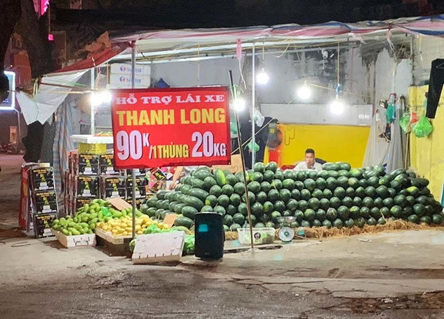 Chuối 5.000 đồng, thanh long 4.000 đồng/kg chất đống đầy vỉa hè Chuoi 5.000 dong, thanh long 4.000 dong/kg chat dong day via he