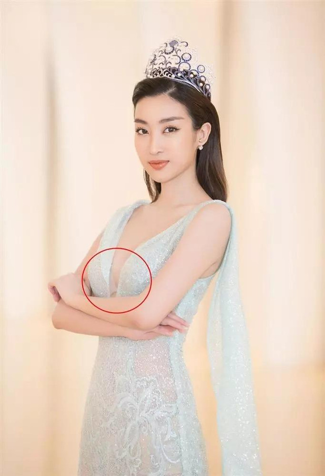 Đỗ Mỹ Linh lộ nội y kém duyên khi mặc đầm lưới xuyên thấu - Hình 8 Do My Linh lo noi y kem duyen khi mac dam luoi xuyen thau-Hinh-8
