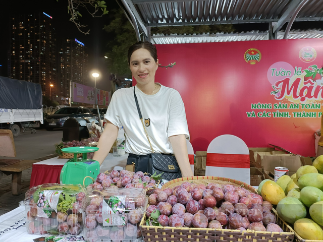 “Mận ngon nhất trong các loại mận” giá 130.000 đồng/kg vẫn cháy hàng - Hình 3 “Man ngon nhat trong cac loai man” gia 130.000 dong/kg van chay hang-Hinh-3