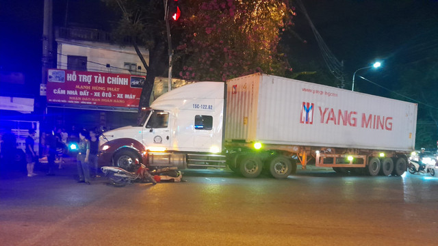 Vượt đèn đỏ tông trực diện vào xe máy chở 3 khác Vuot den do tong truc dien vao xe may cho 3 khac