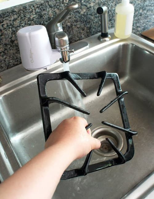 Mẹo làm sạch dầu mỡ mặt bếp bằng nguyên liệu có sẵn - Hình 4 Meo lam sach dau mo mat bep bang nguyen lieu co san-Hinh-4