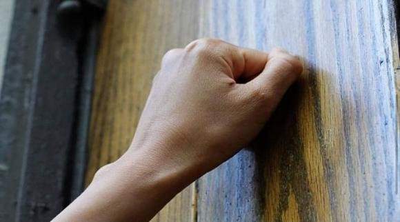 Đi xa quá 3 ngày, về nhà phải gõ 3 lần mới mở cửa Di xa qua 3 ngay, ve nha phai go 3 lan moi mo cua
