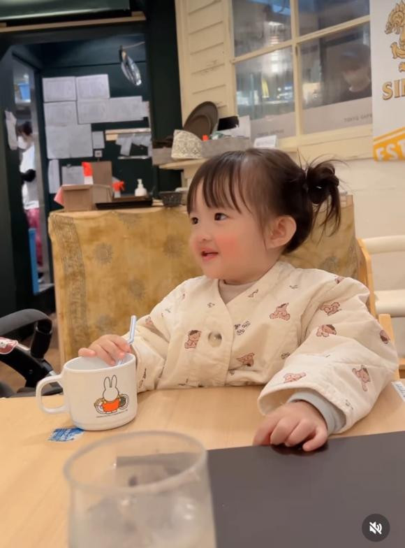 Con gái Đông Nhi trổ tài nói tiếng Anh xịn xò - Hình 2 Con gai Dong Nhi tro tai noi tieng Anh xin xo-Hinh-2