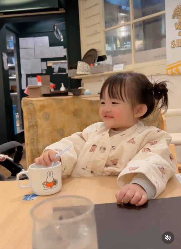Con gái Đông Nhi trổ tài nói tiếng Anh xịn xò - Hình 3 Con gai Dong Nhi tro tai noi tieng Anh xin xo-Hinh-3