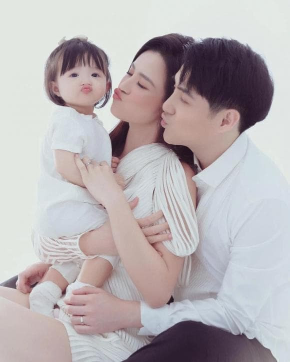 Con gái Đông Nhi trổ tài nói tiếng Anh xịn xò Con gai Dong Nhi tro tai noi tieng Anh xin xo