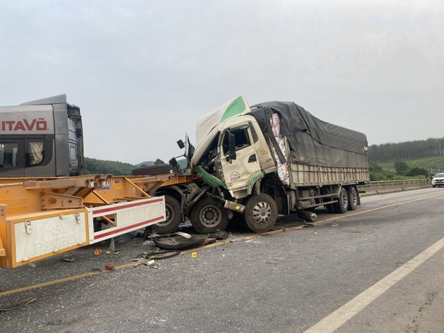 Va chạm kinh hoàng trên cao tốc Cam Lộ - La Sơn, xe tải nát đầu Va cham kinh hoang tren cao toc Cam Lo - La Son, xe tai nat dau