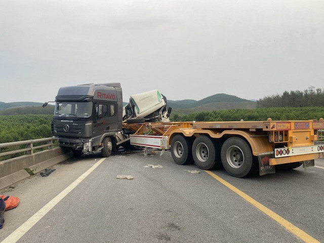 Va chạm kinh hoàng trên cao tốc Cam Lộ - La Sơn, xe tải nát đầu - Hình 4 Va cham kinh hoang tren cao toc Cam Lo - La Son, xe tai nat dau-Hinh-4