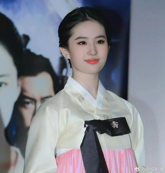 Loạt ảnh Lưu Diệc Phi diện hanbok lại "gây bão" - Hình 4 Loat anh Luu Diec Phi dien hanbok lai