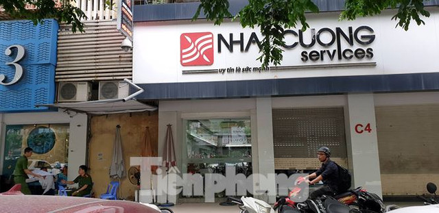 Hàng loạt cửa hàng của Nhật Cường Mobile bị công an khám xét - Hình 10 Hang loat cua hang cua Nhat Cuong Mobile bi cong an kham xet-Hinh-10