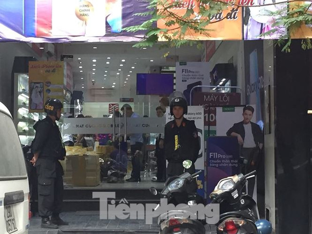 Hàng loạt cửa hàng của Nhật Cường Mobile bị công an khám xét Hang loat cua hang cua Nhat Cuong Mobile bi cong an kham xet