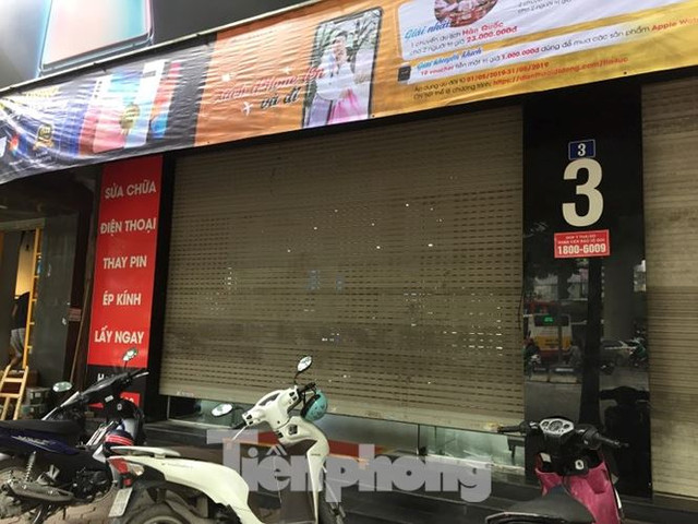 Hàng loạt cửa hàng của Nhật Cường Mobile bị công an khám xét - Hình 5 Hang loat cua hang cua Nhat Cuong Mobile bi cong an kham xet-Hinh-5