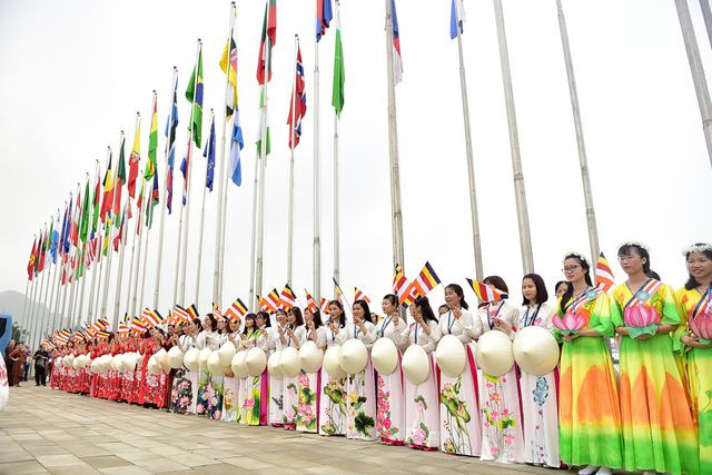 Hàng ngàn người về dự Đại lễ Phật đản Liên Hợp Quốc - Vesak 2019 - Hình 8 Hang ngan nguoi ve du Dai le Phat dan Lien Hop Quoc - Vesak 2019-Hinh-8