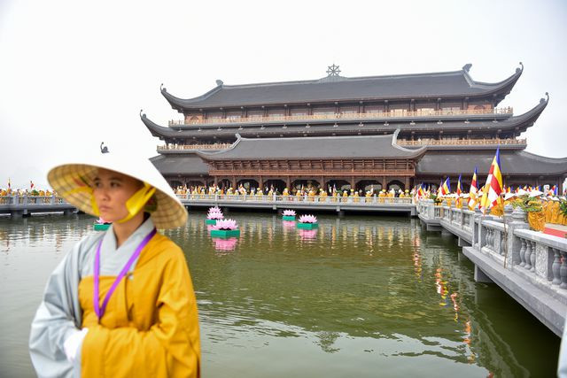 Hàng ngàn người về dự Đại lễ Phật đản Liên Hợp Quốc - Vesak 2019 - Hình 14 Hang ngan nguoi ve du Dai le Phat dan Lien Hop Quoc - Vesak 2019-Hinh-14