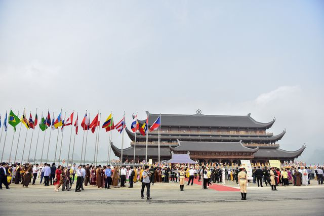 Hàng ngàn người về dự Đại lễ Phật đản Liên Hợp Quốc - Vesak 2019 - Hình 16 Hang ngan nguoi ve du Dai le Phat dan Lien Hop Quoc - Vesak 2019-Hinh-16