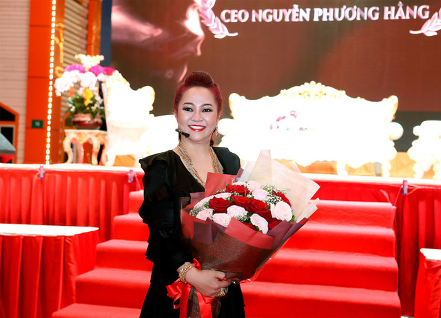 Cuộc đại náo với giới showbiz Cuoc dai nao voi gioi showbiz