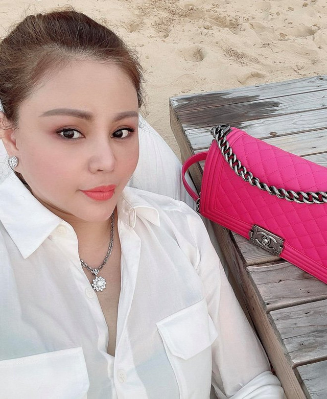 Lê Giang khoe ảnh sống ảo, fan đổ dồn chú ý 2 nhẫn kim cương - Hình 2 Le Giang khoe anh song ao, fan do don chu y 2 nhan kim cuong-Hinh-2