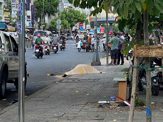 Truy bắt hung thủ đâm chết tài xế GrabBike trước cổng bệnh viện Truy bat hung thu dam chet tai xe GrabBike truoc cong benh vien