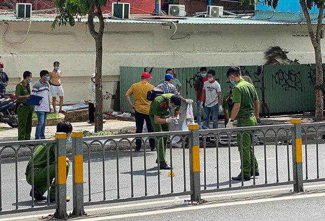 Truy bắt hung thủ đâm chết tài xế GrabBike trước cổng bệnh viện - Hình 2 Truy bat hung thu dam chet tai xe GrabBike truoc cong benh vien-Hinh-2
