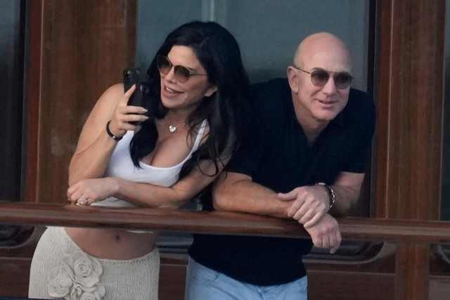 Tỷ phú Jeff Bezos đính hôn Ty phu Jeff Bezos dinh hon