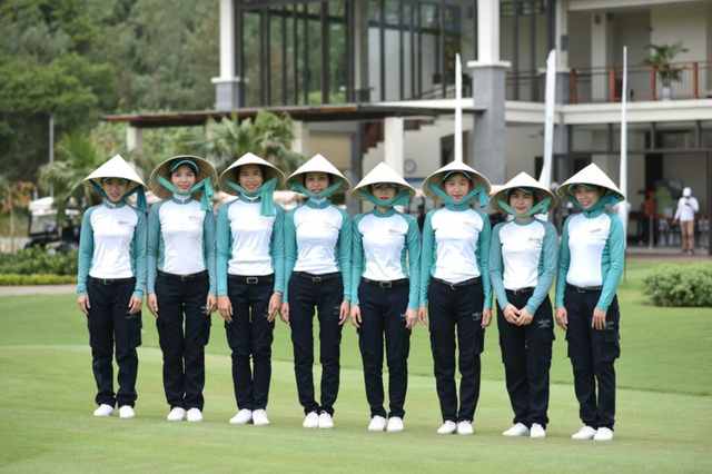 Nghề nhặt bóng cho người giàu lương tháng 30 triệu đồng - Hình 4 Nghe nhat bong cho nguoi giau luong thang 30 trieu dong-Hinh-4
