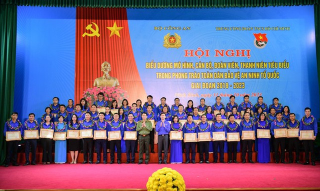 62 tấm gương không ngại hiểm nguy bảo vệ an ninh Tổ quốc - Hình 4 62 tam guong khong ngai hiem nguy bao ve an ninh To quoc-Hinh-4