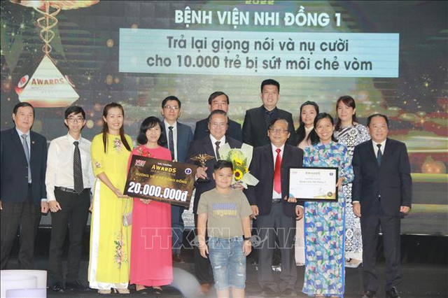 10 công trình tiêu biểu được trao Giải "Thành tựu y khoa Việt Nam" năm 2022 10 cong trinh tieu bieu duoc trao Giai