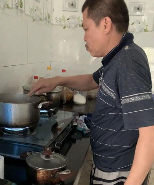 Con dâu ngủ 12h chưa dậy, bố chồng cần mẫn vào bếp nấu ăn - Hình 3 Con dau ngu 12h chua day, bo chong can man vao bep nau an-Hinh-3