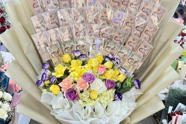 Shipper ăn cắp bó hoa tiền trị giá nghìn USD Shipper an cap bo hoa tien tri gia nghin USD