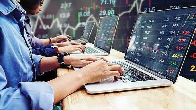 Chứng khoán rơi vào "bão lửa": Nhà đầu tư nên làm gì? Chung khoan roi vao