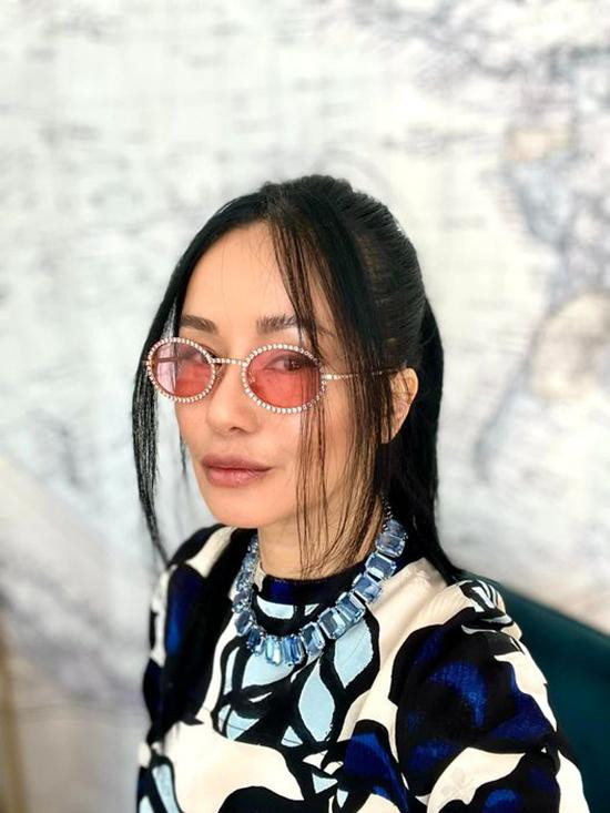 Diva Hồng Nhung bị chê "photoshop phát sợ" vì gương mặt khác lạ Diva Hong Nhung bi che