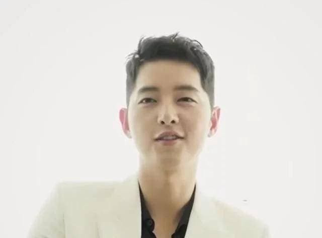 Song Joong Ki béo lên sau khi ly hôn, nếp nhăn dưới mắt hiện lên nhiều - Hình 3 Song Joong Ki beo len sau khi ly hon, nep nhan duoi mat hien len nhieu-Hinh-3