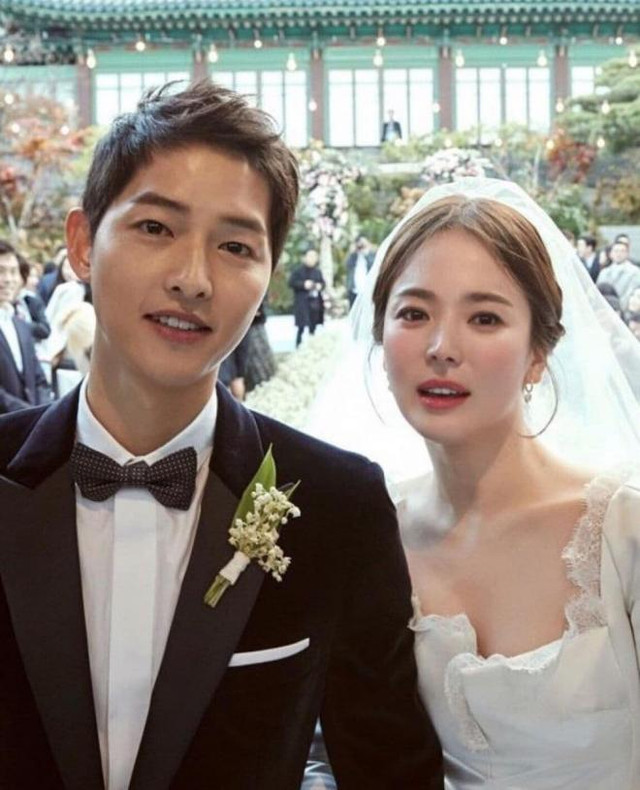 Song Joong Ki béo lên sau khi ly hôn, nếp nhăn dưới mắt hiện lên nhiều - Hình 2 Song Joong Ki beo len sau khi ly hon, nep nhan duoi mat hien len nhieu-Hinh-2