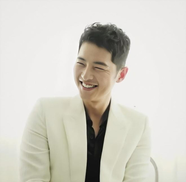 Song Joong Ki béo lên sau khi ly hôn, nếp nhăn dưới mắt hiện lên nhiều - Hình 5 Song Joong Ki beo len sau khi ly hon, nep nhan duoi mat hien len nhieu-Hinh-5