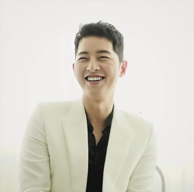 Song Joong Ki béo lên sau khi ly hôn, nếp nhăn dưới mắt hiện lên nhiều - Hình 4 Song Joong Ki beo len sau khi ly hon, nep nhan duoi mat hien len nhieu-Hinh-4