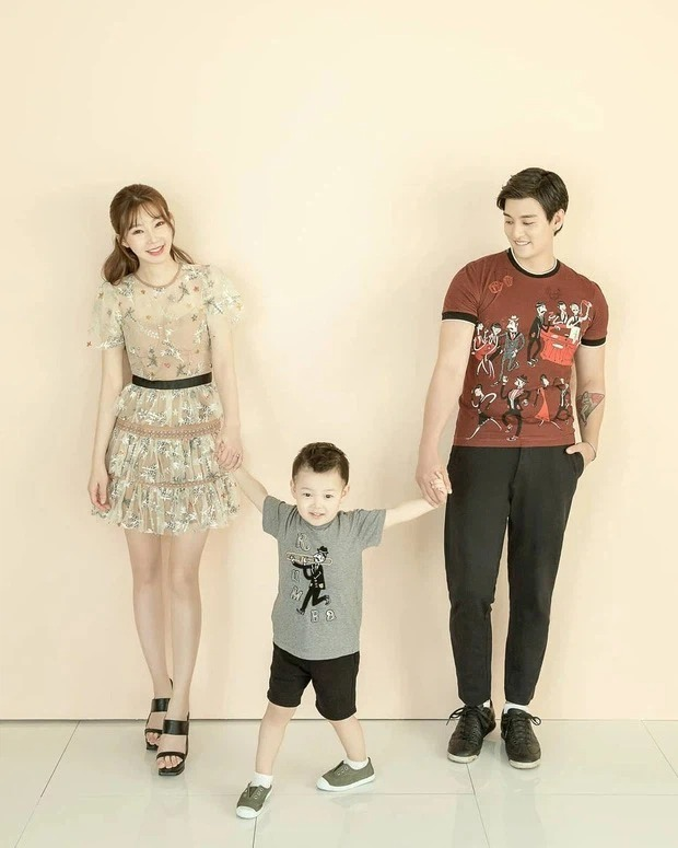 Vợ cũ một nam idol kể lại chuyện xưa: Thông báo ly hôn qua điện thoại Vo cu mot nam idol ke lai chuyen xua: Thong bao ly hon qua dien thoai