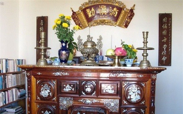 Cuối năm lau bàn thờ chớ dùng nước lã - Hình 2 Cuoi nam lau ban tho cho dung nuoc la-Hinh-2