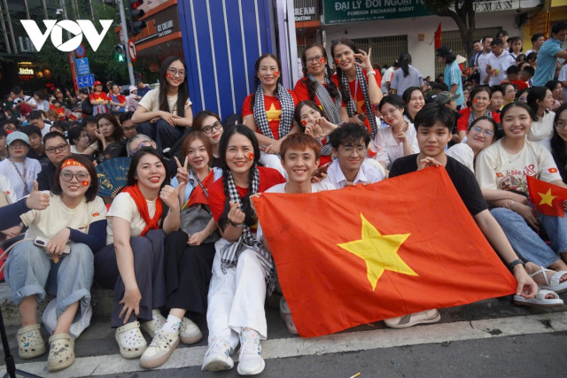 Người dân TP.HCM nồng nhiệt chào đón các khối diễu binh, diễu hành - Hình 5 Nguoi dan TP.HCM nong nhiet chao don cac khoi dieu binh, dieu hanh-Hinh-5