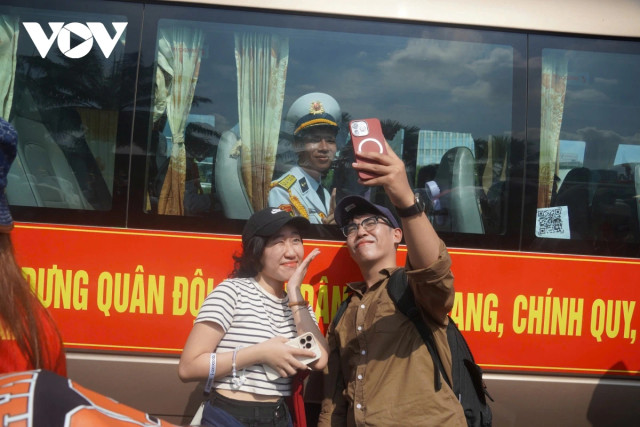 Người dân TP.HCM nồng nhiệt chào đón các khối diễu binh, diễu hành - Hình 6 Nguoi dan TP.HCM nong nhiet chao don cac khoi dieu binh, dieu hanh-Hinh-6