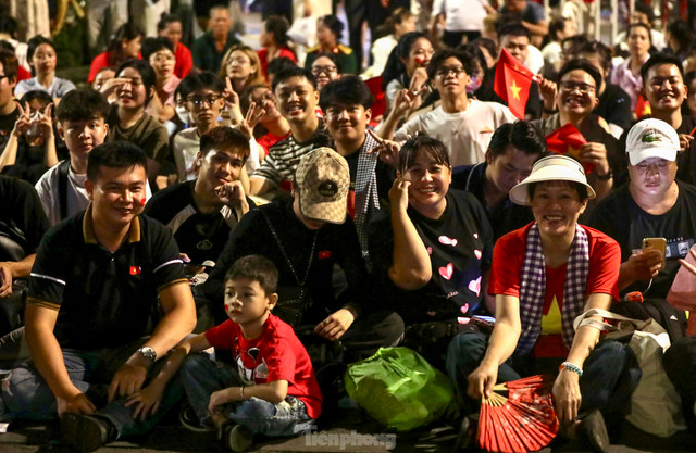 Nghìn người ngủ đêm trên hè phố chờ tổng duyệt diễu binh 30/4 - Hình 4 Nghin nguoi ngu dem tren he pho cho tong duyet dieu binh 30/4-Hinh-4