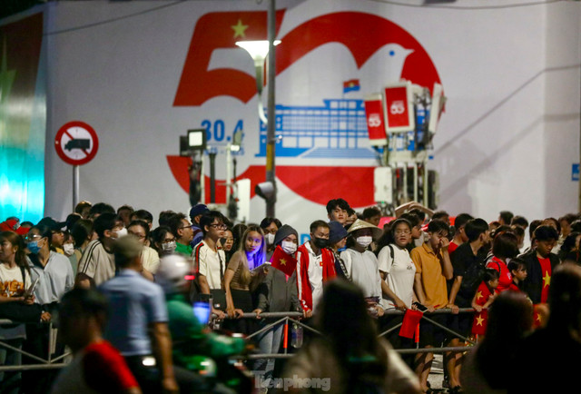 Nghìn người ngủ đêm trên hè phố chờ tổng duyệt diễu binh 30/4 - Hình 14 Nghin nguoi ngu dem tren he pho cho tong duyet dieu binh 30/4-Hinh-14