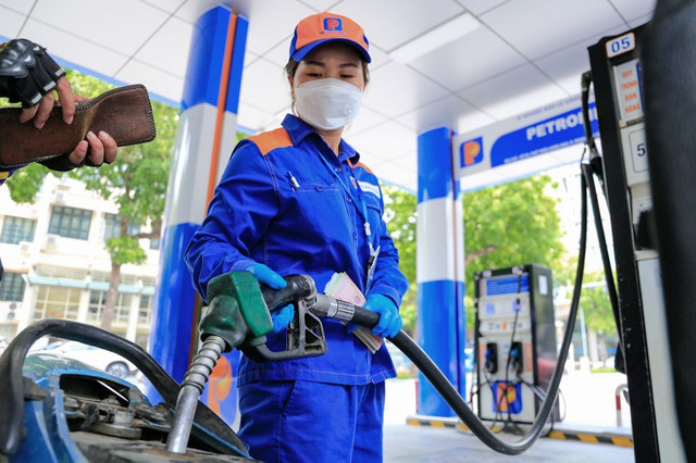 Giá xăng dầu đồng loạt giảm