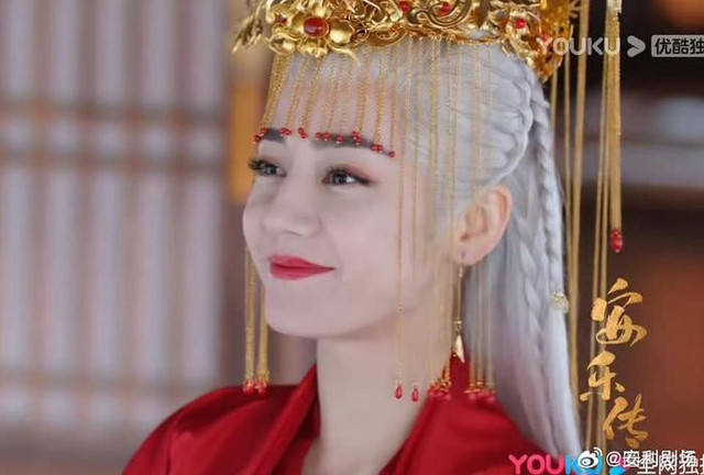 Tranh cãi 2023: Bạch Lộc bị chê 'phèn', Địch Lệ Nhiệt Ba bị stylist hại - Hình 2 Tranh cai 2023: Bach Loc bi che 'phen', Dich Le Nhiet Ba bi stylist hai-Hinh-2
