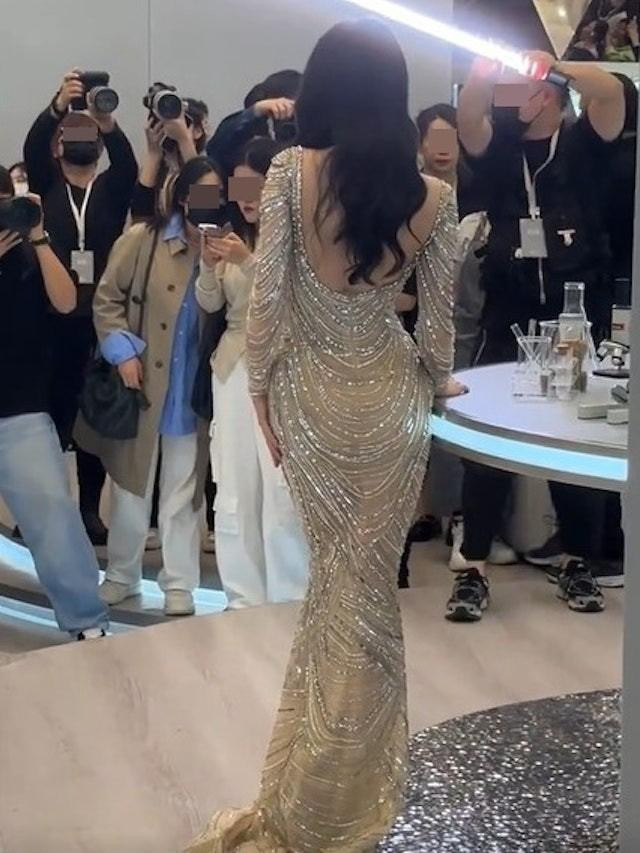 Vòng ba lép xẹp của Địch Lệ Nhiệt Ba gây xôn xao mạng xã hội - Hình 3 Vong ba lep xep cua Dich Le Nhiet Ba gay xon xao mang xa hoi-Hinh-3