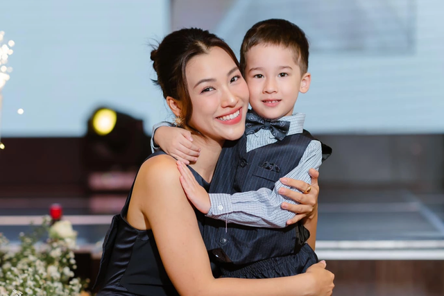 Sao Việt hậu ly hôn: Giữ quan hệ tốt với người cũ, được khen ngợi Sao Viet hau ly hon: Giu quan he tot voi nguoi cu, duoc khen ngoi