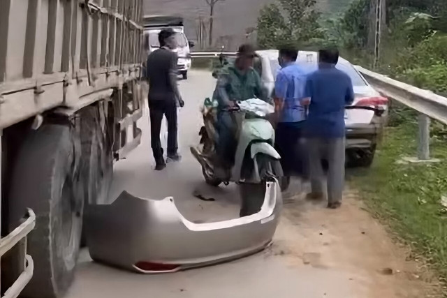 Xác minh thông tin lãnh đạo xã say rượu, va chạm với người dân - Hình 2 Xac minh thong tin lanh dao xa say ruou, va cham voi nguoi dan-Hinh-2